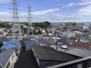 �_�ސ쌧���l�s�˒ˋ�˒˒��̒��Ã}���V�����̏Z�˂���̒��]�ʐ^