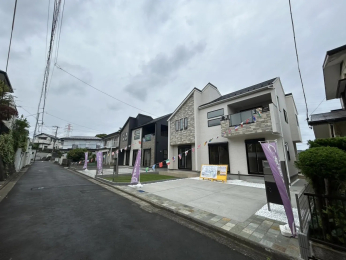 神奈川県横浜市磯子区杉田7丁目の新築一戸建ての前面道路含む現地写真